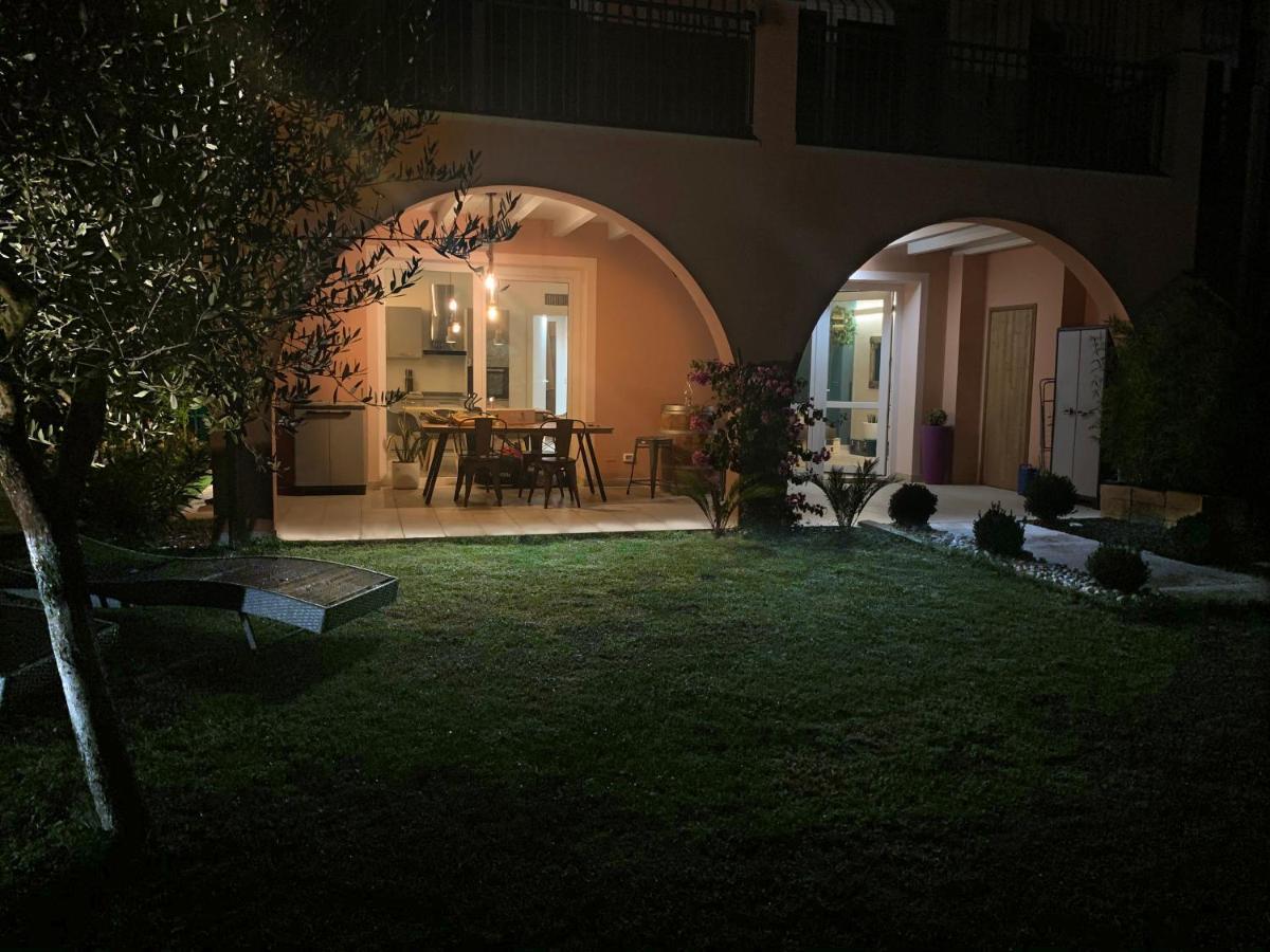 Apartment Charme And Relax With Garden And Swimming Pool Дезенцано-дель-Гарда Экстерьер фото